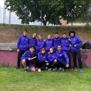Tres equipos del C.A.J.Blume se clasifican para el Campeonato de Castilla y León de relevos mixtos 💥💥

Segovia, 09 de mayo de 2026

El C.A.J.Blume logró clasificar tres equipos de relevos mixtos para el Campeonato de Castilla y León de relevos celebrado el 09 mayo en Segovia. 

El relevo mixto 4x100 sub18 🏃‍♂️🏃‍♀️formado por Héctor Aguado Trapero, Iria Sanz Martínez, Daniel Heras de Miguel y Aitana Quiñones Martín, logró una meritorio sexto puesto con un tiempo de 49.92.

El relevo mixto 4x100 absoluto 🏃‍♂️🏃‍♀️formado por Álvaro Heras de Miguel, Carmen Montes Hernando, Marco Maza Requena e Ivana Pirinlieva Bozhichkova fue descalificado por una entrega errónea que servirá de aprendizaje para futuros años.

El relevo mixto 4x400 absoluto 🏃‍♂️🏃‍♀️formado por Héctor Aguado Trapero, Ivana Pirinlieva Bozhichkova, Aitor Cruz Álvarez y Sonia de la Calle Gómez logró el sexto puesto con una marca de 4:18.71.

Fue una estupenda jornada de relevos a pesar de los nervios de los atletas y una competición en equipo representando al club.

Desde el club Blume agradecemos a todos los atletas la enorme ilusión que han mostrado en participar. 

Resultados:
🎖️ 4x100 mixto sub18
6º C.A.J.Blume
 Héctor Aguado Trapero
 Iria Sanz Martínez
 Daniel Heras de Miguel
 Aitana Quiñones Martín

🎖️ 4x400 mixto absoluto
6ª C.A.J. Blume
 Héctor Aguado Trapero
 Ivana Pirinlieva Bozhichkova
 Aitor Cruz Álvarez
 Sonia de la Calle Gómez