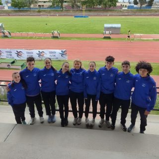 🏃‍♂️🔥 ¡GRANDES RESULTADOS DE NUESTROS ATLETAS EN EL IV CONTROL PROVINCIAL DE SEGOVIA! 🔥🏃‍♀️

El pasado 10 de mayo de 2026 se celebró el 🏟️ IV Control Provincial de Segovia en las pistas de atletismo Antonio Prieto de Segovia.
🌧️ Aunque el tiempo no acompañó, nuestros atletas demostraron una vez más su esfuerzo, compromiso y talento 💪👏

📋 RESULTADOS DESTACADOS:

⚡ 100 m.l masculino
🥉 4º Álvaro Heras — ⏱️ 12’’01
🔥 5º Daniel Heras — ⏱️ 12’’03
💨 11º León Michel Toro — ⏱️ 12’’55

⚡ 200 m.l
🚀 Héctor Aguado — ⏱️ 24’’03

🏋️ Peso 4 kg
💪 José Ignacio de la Calle — 8,54 m
👏 Surya Velázquez — 6,68 m

🏋️ Peso 7,260 kg
🔥 Darío Mayo — 11,32 m

🥏 Disco 1 kg
💥 Javier de la Calle — 29,16 m
💪 José Ignacio de la Calle — 23,50 m
👏 Raúl Calvo — 23,33 m

🔨 Martillo 4 kg
🔥 24,52 m

🔨 Martillo 5 kg
💪 Raúl Calvo — 34,10 m
👏 Javier de la Calle — 30,25 m

🎯 Jabalina 600 g
🚀 Surya Velázquez — 25,75 m

🎯 Jabalina 800 g
💥 Gonzalo del Prisco — 47,95 m

👟 100 m.l femenino
⚡ 11ª Aitana Quiñones — ⏱️ 14’’62
💨 13ª Iria Sanz — ⏱️ 15’’11
👏 15ª Carmen Montes — ⏱️ 15’’20

🏋️ Peso 3 kg
💪 Rosa de la Calle — 7,58 m

🥏 Disco 1 kg
🔥 Rosa de la Calle — 21,03 m

🔨 Martillo 3 kg
💥 Rosa de la Calle — 31,70 m

🏃‍♀️ Longitud
✨ Ivana Pirinlieva — 4,56 m
👏 Iria Sanz — 4,02 m

🦘 Triple salto
🔥 Ivana Pirinlieva — 10,01 m

👏👏 ¡Enhorabuena a todos y todas por vuestro esfuerzo y por representar al club de manera espectacular! 💚🖤
¡Seguimos creciendo y disfrutando del atletismo! 🏅🔥

#Atletismo #Segovia #ControlProvincial #OrgulloDeClub #Pista #Lanzamientos #Velocidad #Saltos #Atletas #Deporte #TrackAndField #Team 💪🏃‍♂️🏃‍♀️