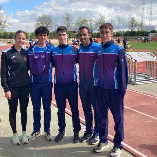 LOS ATLETAS DEL C.A.J.BLUME INICIAN LA TEMPORADA AL AIRE LIBRE EN EL CONTROL PROVINCIAL DE SALAMANCA

Salamanca, 03 de mayo de 2025

Los atletas del C.A.J.Blume obtienen buenos registros en el control floristería Bedunia celebrado el 03 de mayo en Salamanca.

En los 1.500 m.l. Gonzalo Hernández Miguelañez obtuvo el quinto puesto con una marca de 4:22.76.

En la prueba de los 100 m.l. el blume contó con dos representantes. En la final 2 Aitor Cruz Álvarez consiguió el séptimo puesto con un tiempo de 12.45 y en la final 3 Héctor Aguado Trapero consiguió el tercer puesto con 12.40.

En los 400 m.l. Álvaro Heras de Miguel y Daniel Heras de Miguel participaron en la final 2 consiguiendo Álvaro la primera posición con 54.20. El alegrón del día vino de Daniel Heras al conseguir una excelente marca personal de 55.43 con su cuarto puesto. 

En los 200 m.l. Héctor Aguado Trapero consiguió el quinto puesto de la final 2 con un tiempo de 24.74 y Aitor Cruz Álvarez obtuvo el cuarto puesto de la final 3 con un registro de 24.84.

Resultados:
1.500m hombres
5º Gonzalo Hernández Miguelañez 4:22.76

100 m hombres final 2/5 (-1.0)
7º Aitor Cruz Álvarez 12.45

100 m hombres final 3/5 (-2.6)
3º Héctor Aguado Trapero 12.40

400m hombres final 2/3
1º Álvaro Heras de Miguel 54.20
4º Daniel Heras de Miguel 55.43 MMP

200 m hombres final 2/4 (-2.3)
5º Héctor Aguado Trapero 24.74

200 m hombres final 3/4 -1.8
4º Aitor Cruz Álvarez 24.84