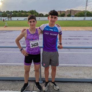 EL ATLETA DEL C.A.J.BLUME, DANIEL HERAS DE MIGUEL, LOGRA UNA EXCELENTE MARCA PERSONAL EN LOS 400 M.L.DEL CAMPEONATO AUTONÓMICO SUB18

Valladolid, 31 de mayo de 2025
 
Los atletas del C.A.J.Blume, Daniel Heras de Miguel y Héctor Aguado Trapero, tuvieron una actuación destacada en el Campeonato Autonómico Sub18 celebrado el 31 de mayo en Valladolid 
En la prueba de los 400 m.l. el atleta Daniel Heras de Miguel, consiguió el quinto puesto con una excelente marca personal de 54.73 ganando con claridad su serie.
En la prueba de los 200 m.l. Héctor Aguado Trapero obtuvo el sexto puesto del campeonato con un tiempo de 24.28 y este mismo atleta en la prueba de los 100 m.l. consiguió el cuarto puesto de la semifinal 2 con un tiempo de 12.22.
Resultados:
400 m.l. Masculino
Final 2 / 2 
1º Daniel Heras de Miguel 54:73
100 m.l. Masculino
Semifinal 2/3 (+0.0)
4º Héctor Aguado Trapero 12.22 (+0.0)
200 m.l. Masculino
Final 1 / 2 (-1.7)
6º Héctor Aguado Trapero 24.28