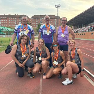 LOS ATLETAS DEL C.A.J.BLUME CONSIGUEN ONCE MEDALLAS EN EL CAMPEONATO DE CASTILLA Y LEÓN MÁSTER

Zamora, 31 de mayo de 2025

Los atletas del C.A.J.Blume consiguieron siete medallas de oro, tres medallas de plata y una medalla de bronce en el Campeonato de Castilla y León máster celebrado el 31 de mayo en Zamora.
José Ignacio de la Calle Gómez conseguía tres medallas de oro, en martillo pesado M-70 con un mejor lanzamiento de 24.93 m, en jabalina M-70 con 23.18 m y en martillo pesado con 10.29 m. Este mismo atleta conseguía el segundo puesto en disco M-70 con 24.95 m.
Javier de la Calle Gómez se imponía en martillo M-65 con 28.64 m y en martillo pesado M-65 con un lanzamiento de 11.54 m. En disco M-65 lograba el segundo puesto con 25.98 m y en jabalina masculina M-65 lograba el tercer puesto con 18.44 m.
Por último, José María del Prisco Otero conseguía la medalla de oro en los 100 m.l. M65 al lograr parar el crono en 15.08 y en longitud M-65 también se imponía con un mejor salto de 4.42 m. En la prueba de peso M-65 obtuvo el segundo puesto con 8.94 m.
Resultados:
Martillo (4kg) Masculino M70
1º José Ignacio de la Calle Gómez 24.93
Jabalina (500g) Masculina M70
1ºJosé Ignacio de la Calle Gómez 23.18
Martillo Pesado 70 a 79 Masculino 
1º José Ignacio de la Calle Gómez 10.29
Martillo (5kg) Masculino M65
1º Javier de la Calle Gómez 28.64
Martillo Pesado 65 a 69 Masculino 
1º Javier de la Calle Gómez 11.54
100 m.l Masculino M65
1º José María del Prisco Otero 15.08
Longitud Masculina M65
1º José María del Prisco Otero 4.42
Peso (5kg) Masculino M65
2º José María del Prisco Otero 8.94
Disco (1 kg) Masculino M70
2º José Ignacio de la Calle Gómez 24.95
Disco (1 kg) Masculino M65
2º Javier de la Calle Gómez 25.98
Jabalina (600g) Masculina
3º Javier de la Calle Gómez 18.44