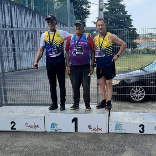 EL ATLETA DEL C.A.J.BLUME, JOSÉ IGNACIO DE LA CALLE GÓMEZ, CONSIGUE EL PRIMER PUESTO M-70 EN EL 22 PENTATLÓN DE LANZAMIENTOS “JOAO MANTA”

Braga, 10 de junio de 2025 

El atleta del C.A.J.Blume, José Ignacio de la Calle Gómez, ha logrado el primer puesto M-70 en el Pentatlón de lanzamientos “Joao Manta” celebrado el 10 de junio en Braga. 

Resultados:
Martillo (4kg) Masculino M70
José Ignacio de la Calle Gómez 24.64 (400 puntos)
Peso (4kg) Masculino M70
José Ignacio de la Calle Gómez 9.19 (605 puntos)
Disco (1 kg) Masculino M70
José Ignacio de la Calle Gómez 26.40 (484 puntos)
Jabalina (500g) Masculina M70
José Ignacio de la Calle Gómez 23.97 (403 puntos)
Martillo Pesado (7,260kg) Masculino M70 
José Ignacio de la Calle Gómez 9.24 (423 puntos)
Total pentatlón 2.315 puntos