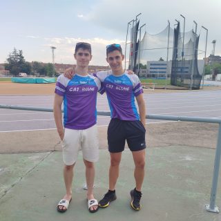 EL ATLETA DEL C.A.J.BLUME, ÁLVARO HERAS DE MIGUEL, LOGRA UNA EXCELENTE MARCA PERSONAL EN LOS 200 M.L. DEL CAMPEONATO AUTONÓMICO SUB20

Valladolid, 05 de julio de 2025 

Los atletas del C.A.J.Blume cumplieron con creces en el Campeonato Autonómico Sub20 celebrado el 05 de julio en Valladolid. 
En la prueba de los 100 m.l. Álvaro Heras de Miguel logró el sexto puesto con una marca de 11.86 y Aitor Cruz Álvarez logró el decimo quinto puesto con un tiempo de 12.32.
En la prueba de los 200 m.l. Álvaro Heras de Miguel logró el octavo puesto con una excelente marca personal de 23.30 y Aitor Cruz Álvarez logró el undécimo puesto con un tiempo de 24.94.
Por último, en la prueba de los 1.500 m.l. Gonzalo Hernández Miguelañez consiguió el quinto puesto con 4:20.99.

Resultados:
100 m.l. masculino
Semifinal 2/3 (+0.0)
4º Álvaro Heras de Miguel 11.86 
Semifinal 3/3 (+0.0)
4º Aitor Cruz Álvarez 12.32 
Final 
6º Álvaro Heras de Miguel 11.73 
200 m.l.
Final 2/2 (+1.3)
3º Álvaro Heras de Miguel 23.30 MMP 
5º Aitor Cruz Álvarez 24.94 
1.500 m.l. masculino
5º Gonzalo Hernández Miguelañez 4:20.99