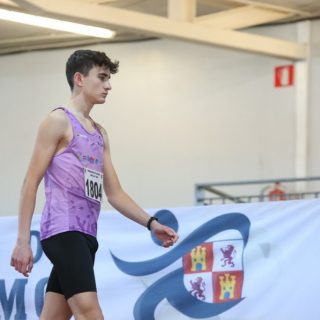 Buenos resultados del Club Atlético Joaquín Blume en la pista cubierta de Salamanca

El pasado sábado 13 de diciembre, varios atletas del Club Atlético Joaquín Blume participaron en una competición en pista cubierta celebrada en Salamanca, firmando una destacada actuación y logrando importantes mejoras de marca personal.

En la prueba de 3.000 metros lisos, Gonzalo realizó una gran carrera, deteniendo el crono en 9 minutos y 19 segundos, lo que supone nueva marca personal y confirma su progresión en la temporada de pista cubierta.

En las pruebas de velocidad, Álvaro Heras brilló en la misma distancia con un excelente registro de 7 segundos y 31 centésimas, estableciendo también marca personal. Por su parte, Héctor Aguado, que paró el crono en 7,51 en los 60 metros lisos obteniendo marca personal, en la prueba de 200 metros lisos paró el crono en 24''87.

Completaron la participación Daniel Heras compitió en los 60 metros lisos, logrando un tiempo de 7 segundos y 53 centésimas marca personal y Aitor Cruz, que realizó los 60 metros lisos en 7''76

👏 Enhorabuena a todos los atletas por su esfuerzo y resultados, y por representar al club en esta cita de pista cubierta.

Patrocina:
@ayuntamientosegovia 
@diputaciondesegovia 
@imdsegovia