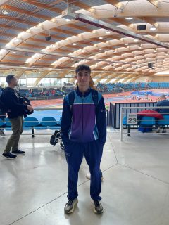 EL ATLETA DEL C.A.J.BLUME, GONZALO HERNÁNDEZ MIGUELAÑEZ, CONTINÚA CON BUENAS ACTUACIONES EN LA PISTA CUBIERTA

Madrid, 31 de enero de 2026

El atleta del C.A.J.Blume, Gonzalo Hernández Miguelañez, consiguió en los 1.500 m.l. el sexto puesto de la serie 5 con un tiempo de 4:14.09 en la Reunión FAM celebrada el 31 de enero en Madrid.