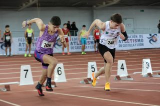 🔥 LA ATLETA DEL C.A.J.BLUME, IRENE GARCÍA ARÉVALO, LOGRA EN ALTURA LA MARCA MÍNIMA PARA EL CAMPEONATO DE ESPAÑA SUB18 🔥
Salamanca, 31 de enero de 2026
La atleta del C.A.J.Blume, Irene García Arévalo, logró en la prueba de altura la marca mínima para participar en el Campeonato de España sub-18 de pista cubierta que se celebrará los días 14 y 15 de marzo en Antequera (Sabadell) al realizar una marca personal de 1.65 en el Campeonato Provincial Short Track de Salamanca celebrado el 31 de enero. Además, supone marca mínima para el Campeonato de España sub-18 al aire libre (Castellón, 04-05 julio).
En los 60 m.l. Álvaro Heras conseguía pasar a la final con un tiempo de 7.52 al igual que Daniel Heras tras conseguir una extraordinaria marca personal de 7.48 mientras que Héctor Aguado no pudo pasar a la final al parar el crono en 7.75. Ya en la final Álvaro Heras logró un tiempo de 7.47 y Daniel Heras 7.56.
En los 200 m.l. Álvaro Heras consiguió el primer puesto de su serie con un tiempo de 23.59.
En los 60 m.v. sub16 Irene García Arévalo obtenía el cuarto puesto de su serie con 9.63 y su compañera Ivana Pirinlieva Bozhichkova lograba ganar su serie con 10.49.
Destacar también la participación de atletas nuevos en el club que acudieron a su primera competición con una enorme ilusión. Alma Tardón obtenía una marca de 9.25 en los 60 m.l. y en longitud saltaba 3.25 m, Surya Velázquez conseguía lanzar el peso hasta los 5.87 m a pesar de los nervios, Linda Mary Carreño participó en los 1.000 m.l. e Iria Sanz consiguió el 15º puesto en longitud con 4.01 m.
Altura mujeres
1ª Irene García Arévalo 1.65 MMP
60 m.l. hombres semifinal
Semifinal 2/8
5º Álvaro Heras de Miguel 7.52
Semifinal 3/8
1º Daniel Heras de Miguel 7.48 MMP
5º Héctor Aguado Trapero 7.75
60 m.l. hombres final
Final 2/3
4º Álvaro Heras de Miguel 7.47
7º Daniel Heras de Miguel 7.56
200 m.l. hombres
FINAL 4/6
1º Álvaro Heras de Miguel 23.59
60 m.v. (0,762) Sub16/Sub18 mujeres
FINAL 1/3
4ª Irene García Arévalo 9.63
FINAL 3/3
1ª Ivana Pirinlieva Bozhichkova 10.49
60 m.l. mujeres Sub14
Final 3/6
3ª Alma Tardón Cervera 9.25
Longitud mujeres Sub14
23ª Alma Tardón Cervera 3.52
Peso (4kg) Hombres
7º Surya Velázquez Vi