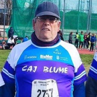 🏆✨ ¡GRANDES RESULTADOS EN EL AUTONÓMICO MÁSTER! ✨🏆

El pasado 21 de febrero se celebró el Campeonato Autonómico Máster, donde varios atletas del club compitieron dejando el listón muy alto 💪🔥

El esfuerzo tuvo recompensa… ¡1 medalla de 🥇 y 2 de 🥈!

🥇 José Ignacio de la Calle se proclamó campeón autonómico en la prueba de peso (4 kg) con una gran marca de 8,98 m 💣💪

🥈 Rosa de la Calle logró la segunda posición en peso (3 kg), alcanzando los 7,82 m 👏🔥

🥈 Javier de la Calle también subió al podio con una segunda posición en peso (5 kg), gracias a un lanzamiento de 8,42 m 💥🙌

Unos resultados que reflejan el trabajo, la constancia y la pasión por el atletismo 🏃‍♂️🏃‍♀️

🎉 ¡Enhorabuena a los tres por estos magníficos logros! ¡Orgullo de club! 💙👏

#Atletismo #Máster #CampeonatoAutonómico #Orgullo #TrabajoYEsfuerzo 🏆✨