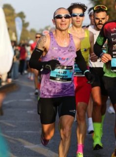 🏃‍♂️🔥 ¡GRAN ACTUACIÓN EN BARCELONA! 🔥🏃‍♂️

El pasado 15 de febrero se disputó la prestigiosa Media Maratón de Barcelona, una de las pruebas más destacadas del calendario nacional 🏅✨

Hasta allí se desplazó Juan Carlos Villagrán, firmando una auténtica carrerón 💪🚀 y parando el crono en un espectacular 1h 19’ 29’’ ⏱️👏

Un resultado que cobra aún más mérito teniendo en cuenta que semanas antes también compitió en la Media Maratón de Sevilla, donde igualmente realizó una gran actuación 🏃‍♂️💨 demostrando regularidad, esfuerzo y un excelente estado de forma 🔝🔥

📈 Trabajo, constancia y pasión por este deporte que siguen dando sus frutos.

🎉 ¡Enhorabuena por estas grandes carreras! ¡Seguimos sumando kilómetros y éxitos! 👟💙

#MediaMaratón #Barcelona #Running #Orgullo #Atletismo #Esfuerzo #Pasión 🏅✨