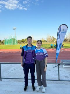 🔥 LA ATLETA DEL C.A.J.BLUME, EVA MARQUÉS NICOLÁS, GANA LOS 400 M.L. DEL CAMPEONATO DE MADRID UNIVERSITARIO Y SE CLASIFICA PARA EL CAMPEONATO DE ESPAÑA UNIVERSITARIO 🇪🇸 🔥

📅Leganés, 22 de marzo de 2026

🥳 Brillante la actuación de la atleta del C.A.J.Blume, Eva Marqués Nicolás, en la prueba de los 400 m.l. del Campeonato de Madrid Universitario de Atletismo que se celebró el 22 de marzo en Leganés consiguiendo la victoria con una marca de 56.93 y logrando la marca mínima para participar en el Campeonato de España Universitario 🇪🇸 que se celebrará los días 09 y 10 de mayo en Jaén.
También participó el atleta Aitor Cruz Álvarez en la prueba de los 400 m.l. logrando marca personal al parar el crono en 54.85 y consiguiendo quedar en el puesto 14º. Este año atleta tiene un amplio margen de mejora 💪 al ser su primer año en esta prueba tan exigente. 

🎉🏆 ¡Seguimos sumando éxitos! 🏃‍♂️🔥

Resultados:
400 m.l. femenino
🥇 1ª Eva Marqués Nicolás ➡️ 56.93
400 m.l. masculino
14º Aitor Cruz Álvarez ➡️54.85

#atletismo #ESCUELADEATLETISMO #JóvenesAtletas #atletismoenpista #DeporteBase #campeonatodemadriduniversitario #campeonatodeespañauniversitario #OrgulloDeClub