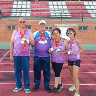 🥇🥈🥉🔥Los atletas del C.A.J.Blume consiguen catorce medallas en el Campeonato de Castilla y León Master 🥇🥈🥉🔥
📍 📅 Zamora, 30 de mayo de 2026
Los atletas del C.A.J.Blume consiguieron ocho medallas de oro 🥇, tres medallas de plata 🥈 y tres medalla de bronce 🥉 en el Campeonato de Castilla y León máster celebrado el 30 de mayo en Zamora.
José Ignacio de la Calle Gómez conseguía tres medallas de oro, en martillo (4 kg) M-70 con un mejor lanzamiento de 23.51 m, en disco (1 kg) M-70 con 20.99 m y en martillo pesado M-70 con 9.53 m. 
Javier de la Calle Gómez se imponía en martillo pesado M-65 con 11.96 m,, logrando el tercer puesto en martillo (5 kg) M-65 con 29.88 m y en disco (1 kg) M-65 con un mejor lanzamiento de 26.89 m.
Raúl Calvo Benito conseguía la medalla de oro en martillo (5 kg) M65 con 36.14 y la medalla de plata en martillo pesado M65 con 11.92.
Sonia de la Calle Gómez lograba la victoria en los 1.500 m.l. F-55 con un tiempo de 5:24.21.
Rosa de la Calle Gómez conseguía la medalla de oro en martillo pesado F-50 con 10.57 m, la medalla de plata en disco (1 kg) F-50 con 21.65 m y la medalla de bronce en martillo (3 kg) F-50 con 30.77 m.
Por último, José María del Prisco Otero conseguía la medalla de oro en longitud M-65 con un mejor salto de 4.47 m y obtenía la medalla de plata en los 100 m.l. M65 al lograr parar el crono en 15.03. 
Resultados:
Martillo (4kg) Masculino M70
🥇 1º José Ignacio de la Calle Gómez 23.51
Martillo (5kg) Masculino M65
🥇 1º Raúl Calvo Benito 36.14
🥉 3º Javier de la Calle Gómez 29.88
Martillo Pesado Masculino M70 
🥇 1º José Ignacio de la Calle Gómez 9.53
Disco (1 kg) Masculino M70
🥇 1º José Ignacio de la Calle Gómez 20.99
Longitud Masculina M65
🥇 1º José María del Prisco Otero 4.47
Martillo pesado Femenino F50
🥇 1ª Rosa de la Calle Gómez 10.57
1.500 m Femenino F55
🥇 1ª Sonia de la Calle Gómez 5:24.21
Martillo Pesado Masculino M65
🥇 1º Javier de la Calle Gómez 11.96 
🥈 2º Raúl Calvo Benito 11.92
100 m.l Masculino M65
🥈 2º José María del Prisco Otero 15.03 (-0.2)
Disco (1kg) Femenino F50
🥈 2ª Rosa de la Calle Gómez 21.65
Disco (1 kg) Masculino M65
🥉 3º Javier de la Calle Gómez 26.89
Martillo (3kg) Femenino F50
🥉 3ª