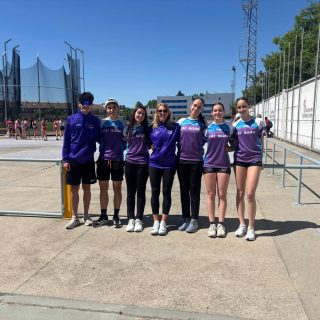 🔥 🥈 La atleta del C.A.J.Blume, Irene García Arévalo, consigue dos medallas de plata en el Campeonato Autonómico Sub18 🔥 🥈

📍 Valladolid, 📅 06 de junio de 2026

Los atletas del C.A.J.Blume han tenido una gran actuación en el Campeonato de Castilla y León Sub18 celebrado el 06 de junio en Valladolid.
En la prueba de altura femenina, Irene García Arévalo conseguía la medalla de plata con un mejor salto de 1.61 m.
En triple salto femenino Irene García Arévalo volvía a conseguir la medalla de plata con un salto de 11.13 m que supone marca personal e Ivana Pirinlieva Bozhichkova conseguía el sexto puesto también con marca personal de 10.23 m.
En los 100 m.l. Daniel Heras de Miguel conseguía en las semifinales una extraordinaria marca personal de 11.83 logrando quedar en el décimo puesto final y su compañero Héctor Aguado Trapero paraba el crono en 12.14.
En los 200 m.l. Héctor Aguado Trapero lograba el sexto puesto con un tiempo de 23.62 y Daniel Heras de Miguel conseguía el octavo puesto con 23.78.
En los 100 m.v., Irene García Arévalo paraba el crono en 15.53 quedando en el quinto puesto e Ivana Pirinlieva Bozhichkova lograba el décimo puesto con un tiempo de 17.03.
Por último, el relevo 4x100 femenino lograba el sexto puesto regional. Este relevo estaba formado por Irene García Arévalo, Iria Sanz Martínez, Ivana Pirinlieva Bozhichkova y Aitana Quiñones Martín.
Resultados:
Altura Femenina
🥈 2ª Irene García Arévalo 1.61
Triple salto Femenino
🥈 2ª Irene García Arévalo 11.13 (+0.7) MMP
6️⃣ 6ª Ivana Pirinlieva Bozhichkova 10.23 (+0.0) MMP
100 m.l. Masculino
💨 10º Daniel Heras de Miguel 11.83 (+0.1) MMP
🏁 16º Héctor Aguado Trapero 12.14 (+0.0)
200 m.l. Masculino 
6️⃣ 6º Héctor Aguado Trapero 23.62 (+0.5)
⚡ 8º Daniel Heras de Miguel 23.78 (+0.5)
100 vallas Femenino
5️⃣ 5ª Irene García Arévalo 15.53 (+2.1)
🔟 10ª Ivana Pirinlieva Bozhichkova 17.03 (+3.😎
4x100 Femenino
6º C.A.J.Blume 53.26
 Irene García Arévalo
 Iria Sanz Martínez
 Ivana Pirinlieva Bozhichkova
 Áitana Quiñones Martín
