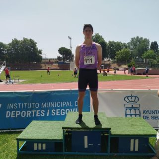 Los atletas del C.A.J.Blume consiguen 20 medallas en Campeonato Provincial de Segovia Antonio Prieto 🥈🔥⚡️
📍 Segovia, 21 de junio de 2026
Los atletas del C.A.J.Blume consiguieron proclamarse campeones provinciales en sus respectivas pruebas en el Campeonato Provincial de Segovia celebrado el 21 de junio.
Resultados: 
60 m hombres sub12
🥇 1º Oliver Martín de Pablo 9.27 (-1.1)
100 m hombres sub16
🥇 1º Aitor Galindo Blasco 11.92 (-0.3) MMP
200 m hombres
🥇 1º Héctor Aguado Trapero 23.91 (-0.7)
400 m hombres sub20
🥇 1º Aitor Cruz Álvarez 55.48
500 m hombres sub12
🥇 1º Oliver Martín de Pablo 1:27.93
1.500m hombres sub20
🥇 1º Gonzalo Hernández Miguelañez 4:07.86 MMP
1.500m hombres senior
🥇 1º Mario Piedehierro Sáez 4:38.41
Peso (4 kg) hombres M70
🥇 1º José Ignacio de la Calle Gómez 8.19 
Peso (5 kg) hombres M65
🥇 1º Javier de la Calle Gómez 7.66 
Disco (1 kg) hombres M65
🥇 1º Javier de la Calle Gómez 27.39
🥈 2º José María del Prisco Otero 24.33
Disco (1 kg) hombres M70 
🥇 1º José Ignacio de la Calle Gómez 22.81
Martillo (4 kg) hombres M70
🥇 1º José Ignacio de la Calle Gómez 25.18
Martillo (5 kg) hombres M65
🥇 1º Raúl Calvo Benito 35.78 
🥈 2º José María del Prisco Otero 21.84
Triple salto mujeres
🥇 1ª Irene García Arévalo 10.89 (1.9) 
🥈 2ª Ivana Pirinlieva Bozhichkova 10.01 (-3.3)
Peso (3 kg) mujeres F50
🥇 1ª Rosa de la Calle Gómez 8.27
Disco (1 kg) mujeres F50
🥇 1ª Rosa de la Calle Gómez 23.00
Martillo (3 kg) mujeres F50
🥇 1ª Rosa de la Calle Gómez 31.49