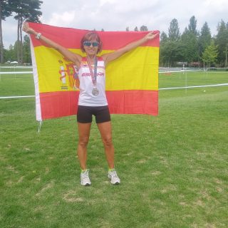 🥈🥉🇪🇸 La atleta del C.A.J.Blume, Sonia de la Calle Gómez, brilla en el Campeonato del Mundo Máster 🔥🥈🥉🇪🇸
📍 Daegu (Corea del Sur), 📅 22 de agosto a 3 de septiembre de 2026
La atleta del C.A.J.Blume, Sonia de la Calle Gómez, ha logrado cuatro medallas, dos platas y dos bronces, en el Mundial Máster celebrado del 22 de agosto al 03 de septiembre en Daegu (Corea del Sur) 🇰🇷.
A pesar de ser un campeonato marcado por la climatología, Sonia demostró el gran estado de forma en el que se encuentra.
En los 800 m.l. F-55 consiguió la medalla de plata con un tiempo de 2:41.05 siendo primera de su semifinal.
También fue medalla de plata en la prueba de cross F55 con un tiempo de 34:55.
En los 1.500 m.l. F55 obtuvo la medalla de bronce con 5:23.13.
Por último, en los 5.000 m.l. logró quedar en tercera posición al parar el crono en 19:54.72.
De esta forma, Sonia de la Calle Gómez, suma un nuevo éxito a su extenso palmarés deportivo.
¡Enhorabuena, Sonia De La Calle!
Resultados:
800 m F55
🥈 2ª Sonia de la Calle Gómez 2:41.05
Cross F55
🥈 2ª Sonia de la Calle Gómez 34:55
1.500 m F55
🥉 3ª Sonia de la Calle Gómez 5:23.13
5.000 m F55
🥉 3ª Sonia de la Calle Gómez 19:54.72
#atletismomaster #atletismo #atletismoenpista #trackandfield #OrgulloDeClub #orgulloblume #cajblume