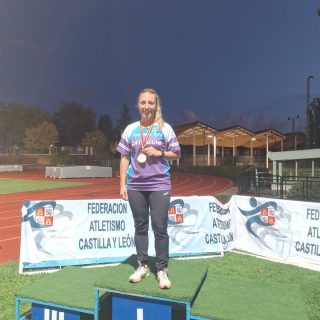 🔥🥇🥉 Los atletas del C.A.J.Blume consiguen cuatro medallas en el Campeonato Autonómico Máster de Pentathlon de Lanzamientos 🔥🥇🥉

📍 Segovia, 🗓 03 de octubre de 2026

Los atletas del C.A.J.Blume consiguieron tres medallas de oro y una medalla de bronce en el Campeonato Autonómico Máster de Pentathlon de Lanzamientos celebrado el 03 de octubre en Segovia.
Raquel del Prisco de Miguel se imponía en la categoría F35 con una puntuación final de 1.488 puntos.
Rosa de la Calle Gómez obtenía la medalla de oro F50 con una marca personal de 2.364 puntos.
El último oro lo consiguió José Ignacio de la Calle Gómez en la categoría M70 con 1.991 puntos.
Raúl Calvo Benito conseguía la medalla de bronce en la categoría M65 con 2.338 puntos, siendo Javier de la Calle Gómez cuarto con 2.264 puntos y José María del Prisco Otero quinto con 1.964 puntos.

Resultados:
Pentathlon lanzamientos mujeres master F35
🥇 1ª Raquel del Prisco Miguel 1.488 puntos

Pentathlon lanzamientos mujeres master F50
🥇 1ª Rosa de la Calle Gómez 2.364 puntos

Pentathlon lanzamientos hombres master M70
🥇 1º José Ignacio de la Calle Gómez 1.991 puntos

Pentathlon lanzamientos hombres master M65
🥉 3º Raúl Calvo Benito 2.338 puntos
4º Javier de la Calle Gómez 2.264 puntos
5º José María del Prisco Otero 1.964 puntos