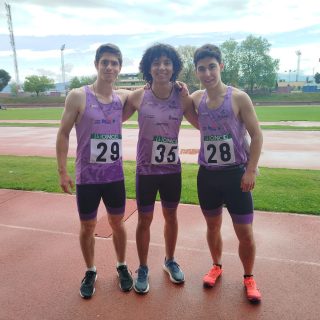 🔥 Los velocistas del C.A.J.Blume copan los primeros puestos del control absoluto primavera FEDC 🔥

Segovia, 25-26 de abril de 2026 

Los velocistas del C.A.J.Blume continúan en este inicio de temporada al aire libre cosechando grandes registros y este fin de semana en el control OPEN de primavera FEDC que organizaba la Federación Española de Deportes para Ciegos en Segovia no iba a ser menos. 
La gran alegría del día fue la marca personal de Marco Mazana Requena en los 100 m.l. al parar el crono en 11.72. Este atleta se ha incorporado este año a las filas del club y poco a poco va a adaptándose a la metodología de su entrenador.
Álvaro Heras de Miguel consiguió el tercer puesto de la semifinal 2 de los 100 m.l. con 11.71, imponiéndose en los 200 m.l. con 23.92.
Aitor Cruz Álvarez consiguió el tercer puesto de la semifinal 3 de los 100 m.l. con 12.15 y en los 400 m.l. paró el crono en 55.34.
Raúl Calvo Benito participó en peso 5 kg logrando una marca de 8.23 y en jabalina
600 g lanzando el artefacto hasta los 15 m.
Javier de la Calle Gómez logró una marca de 17.12 en jabalina 600 g.
José Ignacio de la Calle Gómez lanzó la jabalina de 500 g hasta los 22.87 m.
Por último, Rosa de la Calle Gómez consiguió una marca de 23.69 en la prueba de disco 1 kg.
Resultados:
🏃‍♂️100 m.l. masculino
Semifinal Serie 1
⚡️ 1º Marco Maza Requena 11.72 (+1.7) MMP
⚡️ 3º Aitor Cruz Álvarez 12.15 
Semifinal Serie 2
⚡️ 3º Álvaro Heras de Miguel 11.71 (+2.0)
🏃‍♂️200 m.l. masculino
⚡️ 1º Álvaro Heras de Miguel 23.92 (+1.9)
🏃‍♂️400 m.l. masculino
⚡️ 3º Aitor Cruz Álvarez 55.34
🏋️‍♂️ Peso masculino 5 kg
📏 1º Raúl Calvo Benito 8.23
🎯 Jabalina masculino 600 g
📍 1º Javier de la Calle Gómez 17.12
📍 2º Raúl Calvo Benito 15.00
🎯 Jabalina masculino 500 g
📍 1º José Ignacio de la Calle Gómez 22.87
🥏 Disco femenino 1 kg
📏 2º Rosa de la Calle Gómez 23.69