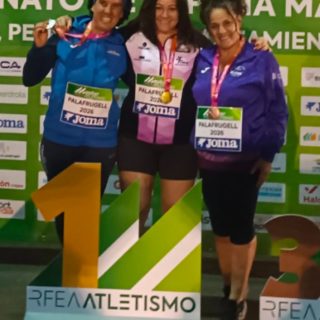 🔥🥇🥉 Los atletas del C.A.J.Blume consiguen dos medallas en el Campeonato de España de Pentatlon de Lanzamientos y Milla Master 🇪🇸 🔥🥇🥉
 📍 Palafrugell (Girona), 🗓 17-18 de octubre de 2026 
Los atletas del C.A.J.Blume han conseguido dos medallas en el Campeonato de España de Pentatlon de Lanzamientos y Milla Máster celebrado del 17 al 18 de octubre en Palafrugell (Girona).
Sonia de la Calle Gómez conseguía la medalla de oro en la prueba de milla en pista en la categoría F55 con un tiempo de 5:55.13.
Rosa de la Calle Gómez obtenía la medalla de bronce en el pentatlón de lanzamientos F50 con 2.273 puntos.
También hay que destacar en el pentatlón el cuarto puesto de Javier de la Calle Gómez en la categoría M65 con 2.238 puntos y el séptimo puesto de José Ignacio de la Calle Gómez en la categoría M70 con 1.667 puntos. 
Resultados: 
Milla mujeres master F55
🥇 1ª Sonia de la Calle Gómez 5:55.13
Pentatlon lanzamientos mujeres master F50
🥉 3ª Rosa de la Calle Gómez 2.273 puntos
Pentatlon lanzamientos hombres master M65
4º Javier de la Calle Gómez 2.238 puntos
Pentatlon lanzamientos hombres master M70
7º José Ignacio de la Calle Gómez 1.667 puntos