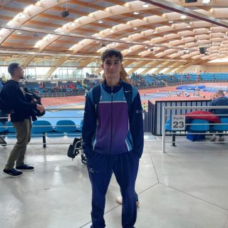 🏆🔥 ¡GRANDES RESULTADOS EN EL AUTONÓMICO! 🔥🏆

El pasado 28 de febrero nuestros atletas compitieron en Salamanca en el Campeonato Autonómico Sub 18 y Sub 20 de Castilla y León de Pista Cubierta… ¡y dejaron el listón muy alto! 💪✨

🥇 Irene García Arévalo, ¡CAMPEONA de Castilla y León en altura!
📏 1,64 m que valen un oro 👏

Además:
🔹 5ª en triple salto (10,45 m)
🔹 8ª en 60 m vallas (9''61)

🔹 Ivana Pirinlieva
▫️ 7ª en triple salto (10,15 m)
▫️ 18ª en 60 m vallas (10''29)

⚡ Velocidad pura:
🏃‍♂️ Daniel Heras
▫️ 5º en 60 ml (7''40)
▫️ 7º en 200 ml (23''68)

🏃‍♂️ Héctor Aguado
▫️ 8º en 60 ml (7''55)
▫️ 6º en 200 ml (23''58)

🥈 En Sub 20, enorme actuación de Gonzalo Hernández, subcampeón de Castilla y León en 3000 ml con 9'14'' 👏🔥

🏃‍♂️ Aitor Cruz
▫️ 18º en 60 ml (7''73)

Orgullosos del esfuerzo, compromiso y trabajo de todos nuestros atletas 💙
¡Seguimos creciendo! 🚀

#Atletismo #PistaCubierta #CastillayLeón #OrgulloDeClub 💙