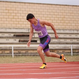 🏟️ Destacada participación del club en Salamanca 🏃‍♀️🏃‍♂️

En la tarde del sábado 17 de enero, el Módulo Cubierto de Salamanca fue escenario del Campeonato Autonómico Sub 23, el Campeonato Autonómico de Pruebas Combinadas Sub 18 y un Control Regional, competiciones en las que participaron varios atletas de nuestro club con excelentes resultados.

Entre las actuaciones más destacadas, Álvaro Heras logró una meritoria 4ª posición en los 200 m Sub 23, con un tiempo de 23’’64, muy cerca de su marca personal. Además, finalizó 9º en los 60 m con un registro de 7’’62.

Por su parte, Irene García compitió en el Pentatlón Sub 18 femenino, alcanzando una excelente 5ª posición con un total de 2.745 puntos, destacando especialmente en la prueba de 60 metros vallas.

En el Control Regional, Gonzalo Hernández firmó una gran actuación en los 3.000 m, logrando marca personal (9’07’’) pese a disputar la prueba en solitario. También participó Daniel Heras, que completó los 400 m con un tiempo de 55’’72.

👏 Enhorabuena a todos los atletas por su esfuerzo y compromiso. ¡Seguimos sumando experiencias y grandes resultados en la pista cubierta!

🔥💪

Patrocinadores:
@ayuntamientosegovia 
@diputaciondesegovia 
@imdsegovia 

#Atletismo #PistaCubierta #Salamanca #Sub23 #Sub18 #OrgulloDeClub #MarcasPersonales