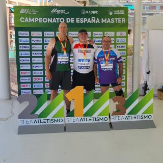 🥈🔥⚡️ Los atletas del C.A.J.Blume consiguen cinco medallas en el Campeonato de España Máster 🥈🔥⚡️ 
📍 Madrid, 26/28 de junio de 2026 
Los atletas del C.A.J.Blume han conseguido cinco medallas en el Campeonato de España Máster al aire libre celebrado del 26 al 28 de junio en Madrid.
La atleta Sonia de la Calle Gómez se ha impuesto en la prueba de los 5.000 m.l. F-55 con un tiempo de 19:57.13 logrando un oro muy merecido y ha conseguido la medalla de bronce en los 800 m.l. F55 con una marca de 2:38.72.
Rosa de la Calle Gómez ha logrado la medalla de plata en disco (1 kg) F50 con un lanzamiento de 23.42 m y el cuarto puesto en martillo pesado (7,260 kg) F50 con una marca de 11.10 m.
Raúl Calvo Benito ha obtenido dos medallas de bronce, en martillo pesado (9,08 kg) M65 lanzando 13.22 m y en martillo (5 kg) M65 con 38.50 m.
Por último, José Ignacio de la Calle Gómez ha logrado el sexto puesto en peso (4 kg) M70 con 8.96 m y el octavo puesto en martillo peso (7,260 kg) M70 con una marca de 10.06.
Resultados: 
5000 m F55
🥇 1ª Sonia de la Calle Gómez 19:57.13
Disco (1 kg) F50
🥈 2ª Rosa de la Calle Gómez 23.42
800 m F55
🥉 3ª Sonia de la Calle Gómez 2:38.72
Martillo pesado (9,08 Kg) M65
🥉 3º Raúl Calvo Benito 13.22
Martillo (5 kg) M65
🥉 3º Raúl Calvo Benito 38.50
Martillo pesado (7,260 kg) F50
4️⃣ 4ª Rosa de la Calle Gómez 11.10
Peso (4 kg) M70
6️⃣ 6º José Ignacio de la Calle Gómez 8.96
Martillo pesado (7,260 Kg) M70
8️⃣ 8º José Ignacio de la Calle Gómez 10.06
#atletismo #atletismoenpista #trackandfield #atletismomaster #OrgulloDeEquipo #PasiónporelAtletismo #cajblume #orgulloblume