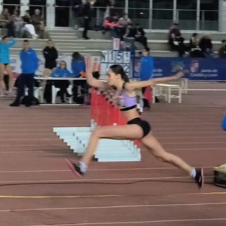 LAS ATLETAS DEL C.A.J.BLUME, IRENE GARCÍA ARÉVALO E IVANA PIRINLIENA BOZHICHKOVA, OBTIENEN BUENAS MARCAS EN EL II TROFEO DE ATLETISMO CIUDAD DE SALAMANCA

Salamanca, 24 de enero de 2026

Las atletas del C.A.J.Blume, Irene García Arévalo e Ivana Pirinlieva Bozhichkova han obtenido buenas marcas en el II Trofeo de Atletismo Ciudad de Salamanca celebrado el 25 de enero. 
En la prueba de triple salto mixto, Irene García consiguió el 11º puesto con 10.66 m y su compañera Ivana Pirinlieva obtenía el puesto 13º con 9.86 m.
Ya en la prueba de salto de altura, Irene García conseguía el 5º puesto con un marca de 1.61 m.
Un premio para estas atletas participar en este trofeo que contó con numerosos atletas internacionales españoles.

Resultados:
Triple salto mixto
11ª Irene García Arévalo 10.66
13ª Ivana Pirinlieva Bozhichkova 9.86
Altura mujeres
5ª Irene García Arévalo 1.61